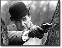 Una imagen poco usual: Steed a los tiros. Pura temporada dos