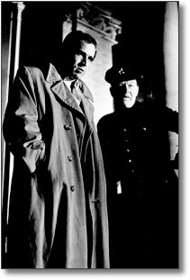 Ian Hendry (luciendo gabardina convenientemente "noir") en "Police Surgeon"