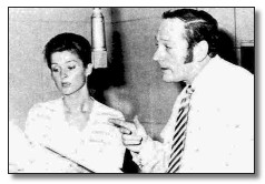 Diane Appleby y Donald Monat, los Emma Peel y John Steed de la serie radial, en plena acción frente al micrófono