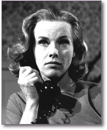 Mrs Cathy Gale al teléfono, en Mr Teddy Bear