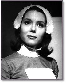 Emma Peel como enfermera de Sir Clive, en The Master Minds