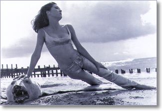 Emma en la playa. A falta de balde y palita buenos son los osos... (spot  publicirtario de la temporada en blanco y negro)