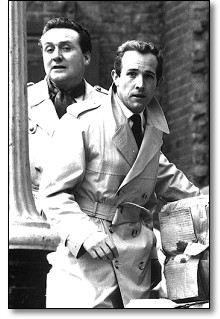 David Keel y John Steed corriendo por el mercado callejero de Londres.