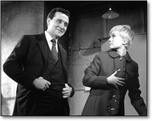 Steed junto a Venus, luciendo su percha habitual.