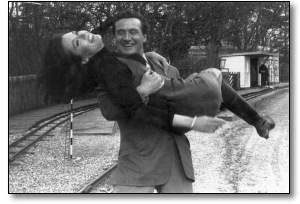 Steed y Emma a pura sonrisa.