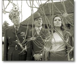 El Comandante Davies, John Steed y Emma Peel, departiendo acerca del origen de Man-Eater