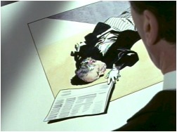 Steed viendo una de las ilustraciones claves para la resolución del caso.