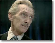 Peter Cushing como el bondadoso Dr. Von Claus, en "The Eagle's Nest"