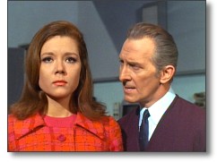 Peter Cushing como el malvado Paul Beresford, en "Return Of The Cybernauts"
