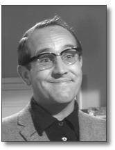 Ian Hendry luciendo una sonrisa que nunca le veríamos al Dr David Keel...