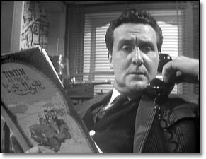 Steed atendiendo el teléfono durante su lectura de Tintin, en The Golden Fleece