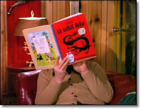 Steed cubriendo su rostro mientras lee Le Lotus Bleu, en Look (...)