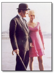 Steed y Tara en la playa, octubre de 1967 (haga click en la imagen para agrandar)